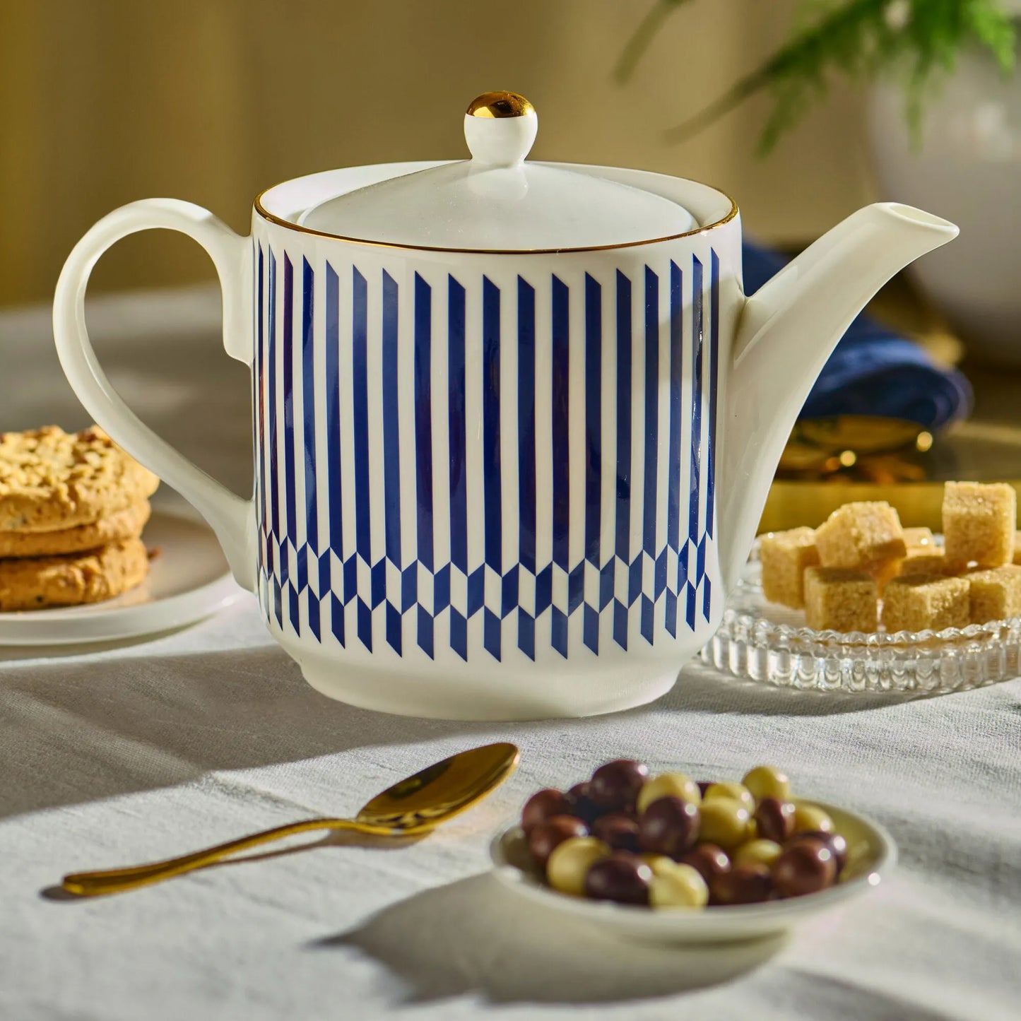 
                  
                    The Sloane Teapot
                  
                